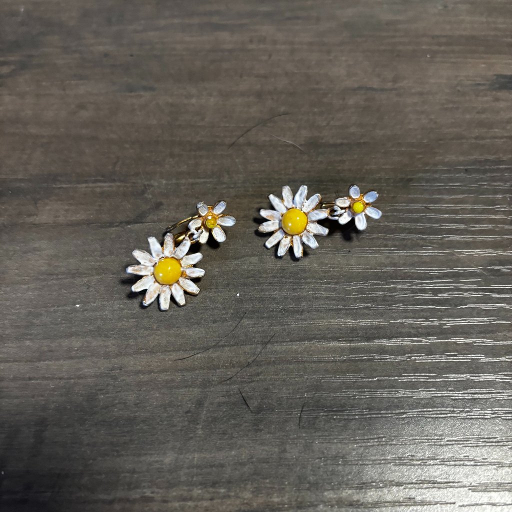 Weiss Clip Earrings Gold Tone White Daisy Dangles 20$